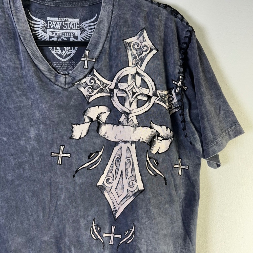 Raw State Premium Mens Sz Large Royalty Graphic T-Shirt V-Neck Y2K Cross Wings - Picture 3 of 11